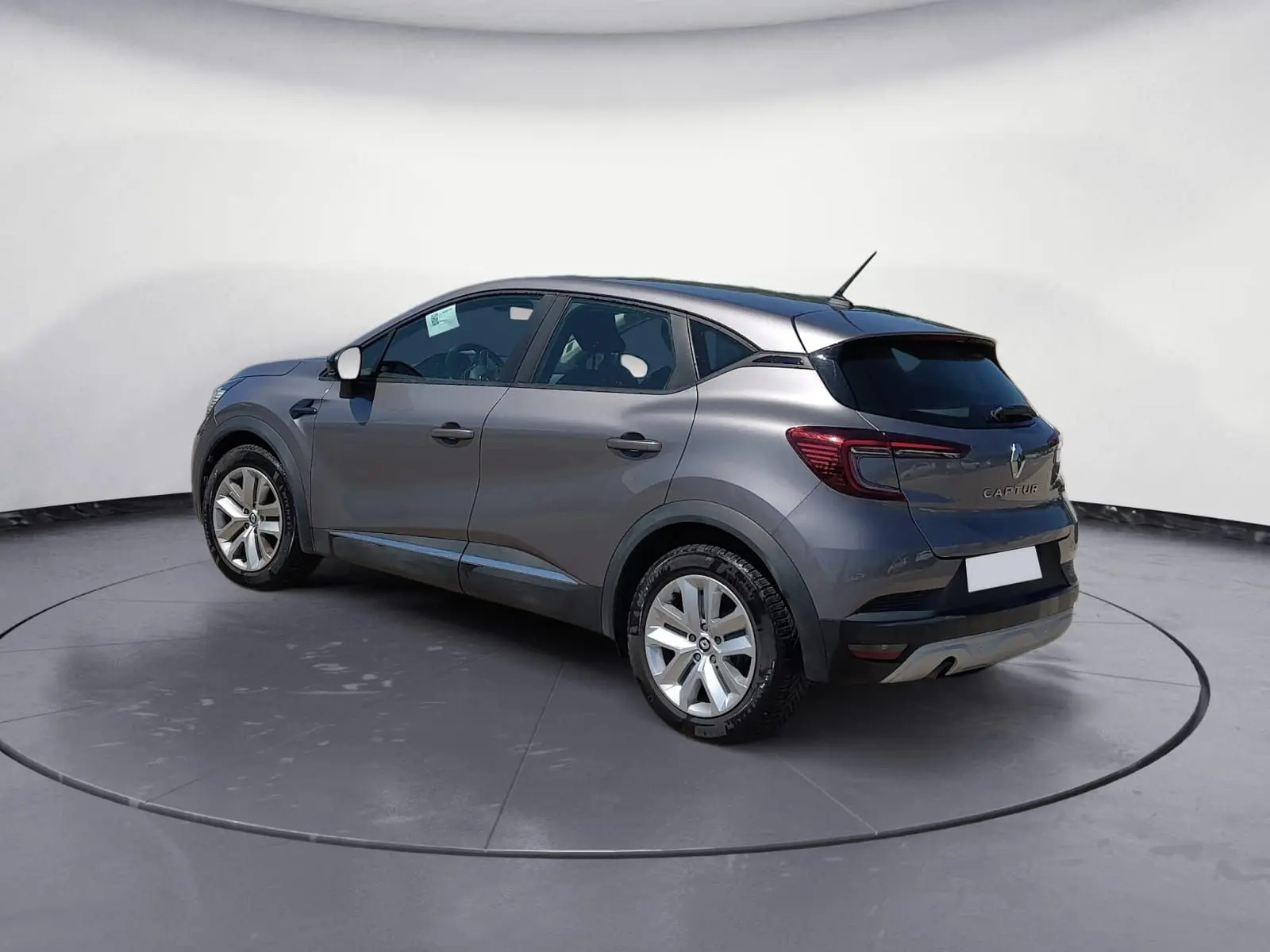 Renault Captur gris Cassiopée 2021 en 3/4 arrière droit, SUV compact avec feux arrière LED et jantes alliage.