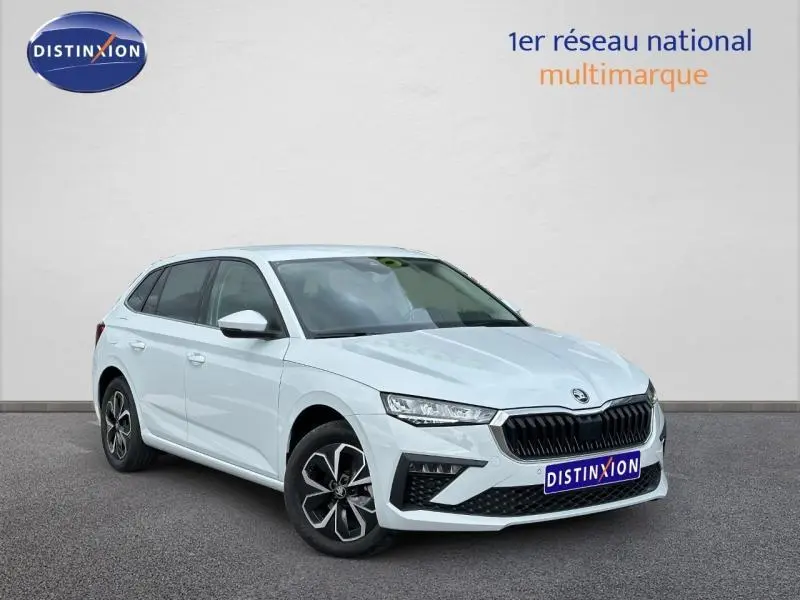 Vue 3/4 avant droite d'une Skoda Scala blanc cristal avec calandre noire et jantes alliage distinctives.