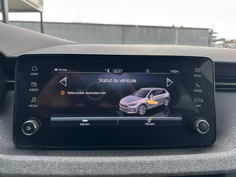 Écran tactile central affichant le statut du véhicule Skoda Scala blanc cristal avec interface moderne et commandes latérales.