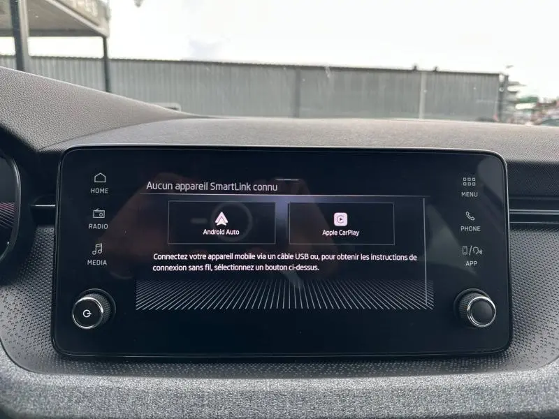 Écran tactile central du tableau de bord de la Skoda Scala 2025 affichant les options Android Auto et Apple CarPlay.