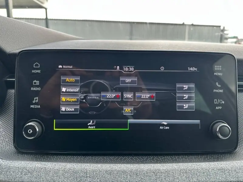Écran tactile central de la Skoda Scala blanc cristal 2025 affichant le réglage bi-zone de la climatisation.