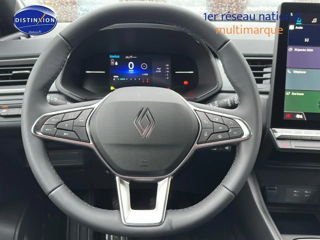 Vue rapprochée du volant multifonction noir du Renault Captur 2026 avec tableau de bord numérique et écran tactile.