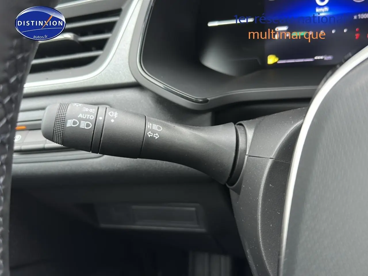 Gros plan sur la commande des feux et clignotants côté gauche du tableau de bord du Renault Captur gris rafale 2026.