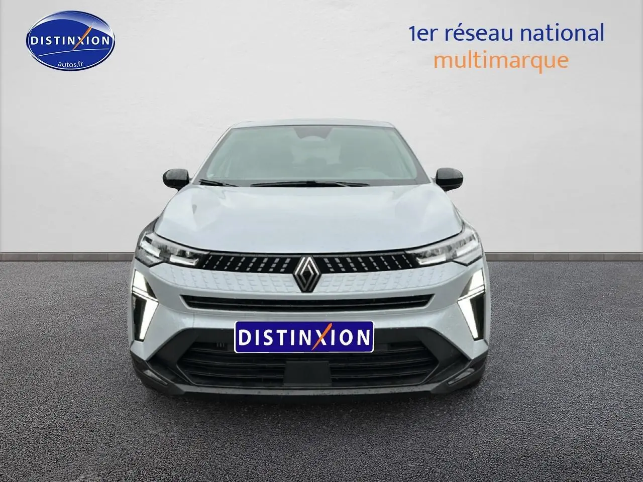 Vue avant du Renault Captur gris rafale 2026 avec feux LED et calandre noire distinctive.