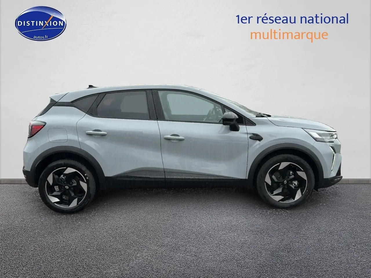 Profil droit du Renault Captur gris rafale 2026 avec jantes alu noires et toit noir contrasté.