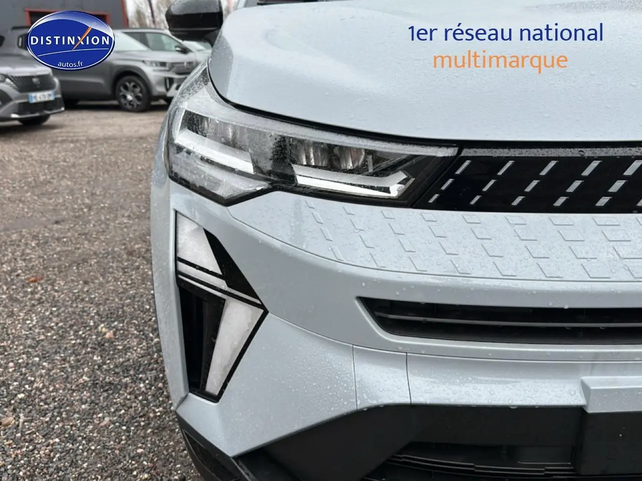 Gros plan sur l'avant gauche du Renault Captur gris rafale 2026 avec phares LED et calandre distinctive.