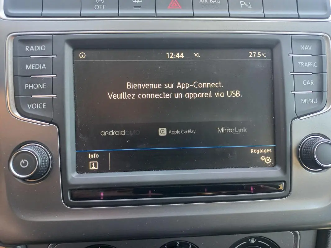 Vue rapprochée de l’écran tactile central gris de la Volkswagen Polo 2016 affichant le message App-Connect.