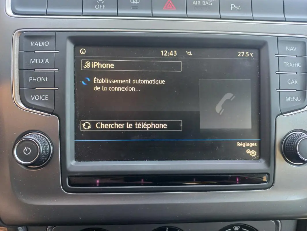 Écran central tactile de la Volkswagen Polo gris 2016 affichant la connexion Bluetooth d’un iPhone.