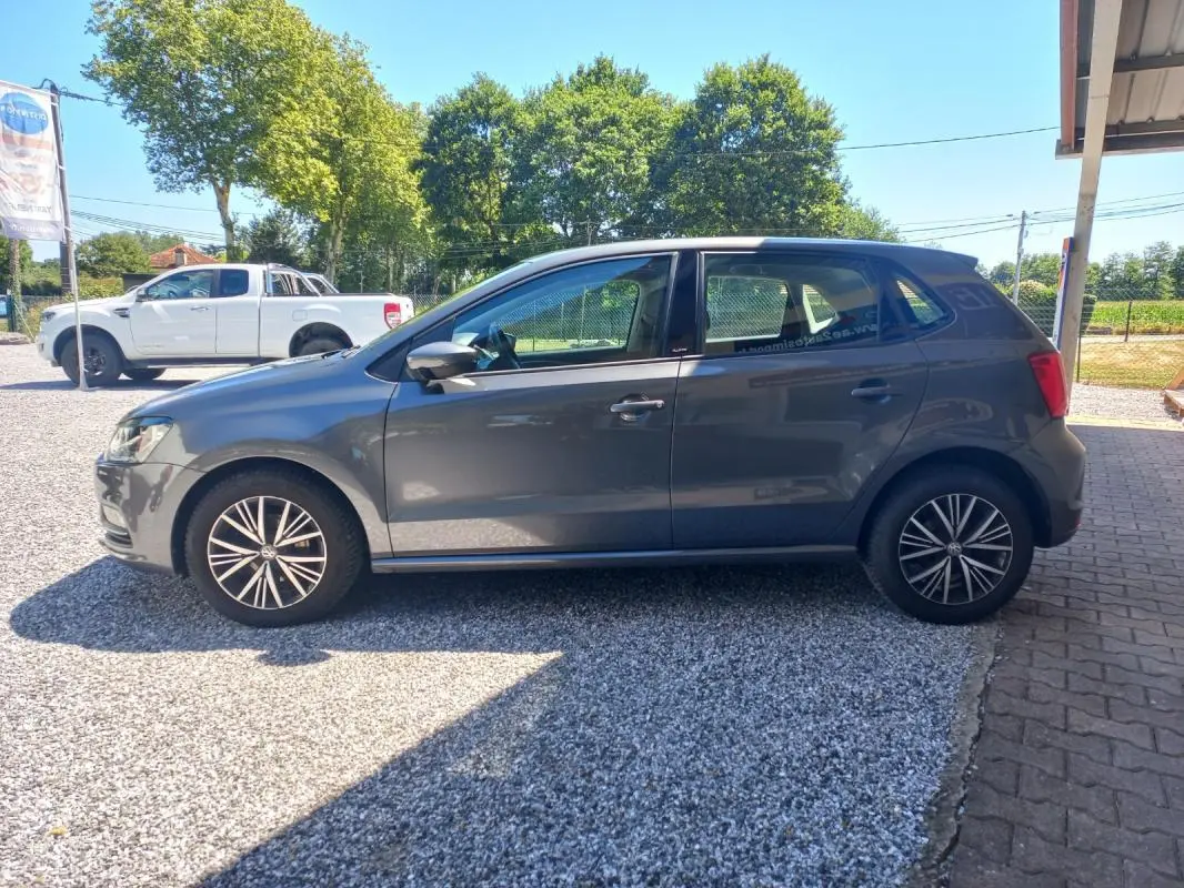 Vue de profil côté gauche d'une Volkswagen Polo gris 2016 avec jantes alliage et vitres légèrement teintées.