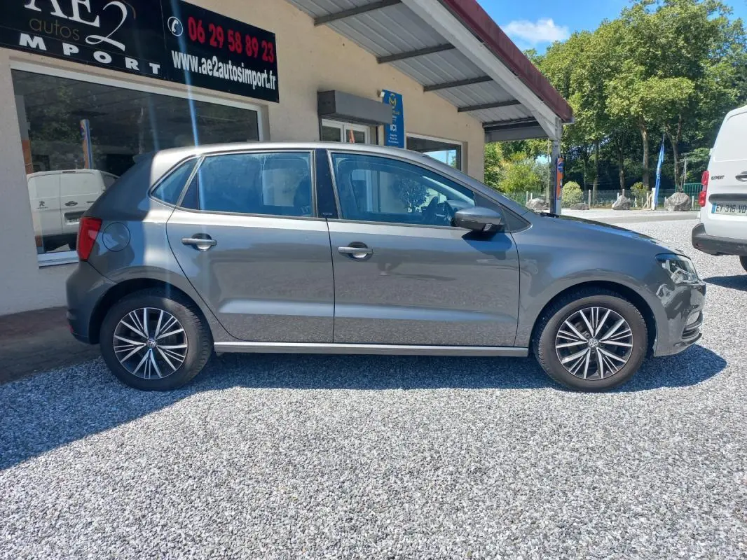 Volkswagen Polo gris 2016 vue de profil côté gauche, avec jantes alliage et carrosserie compacte.