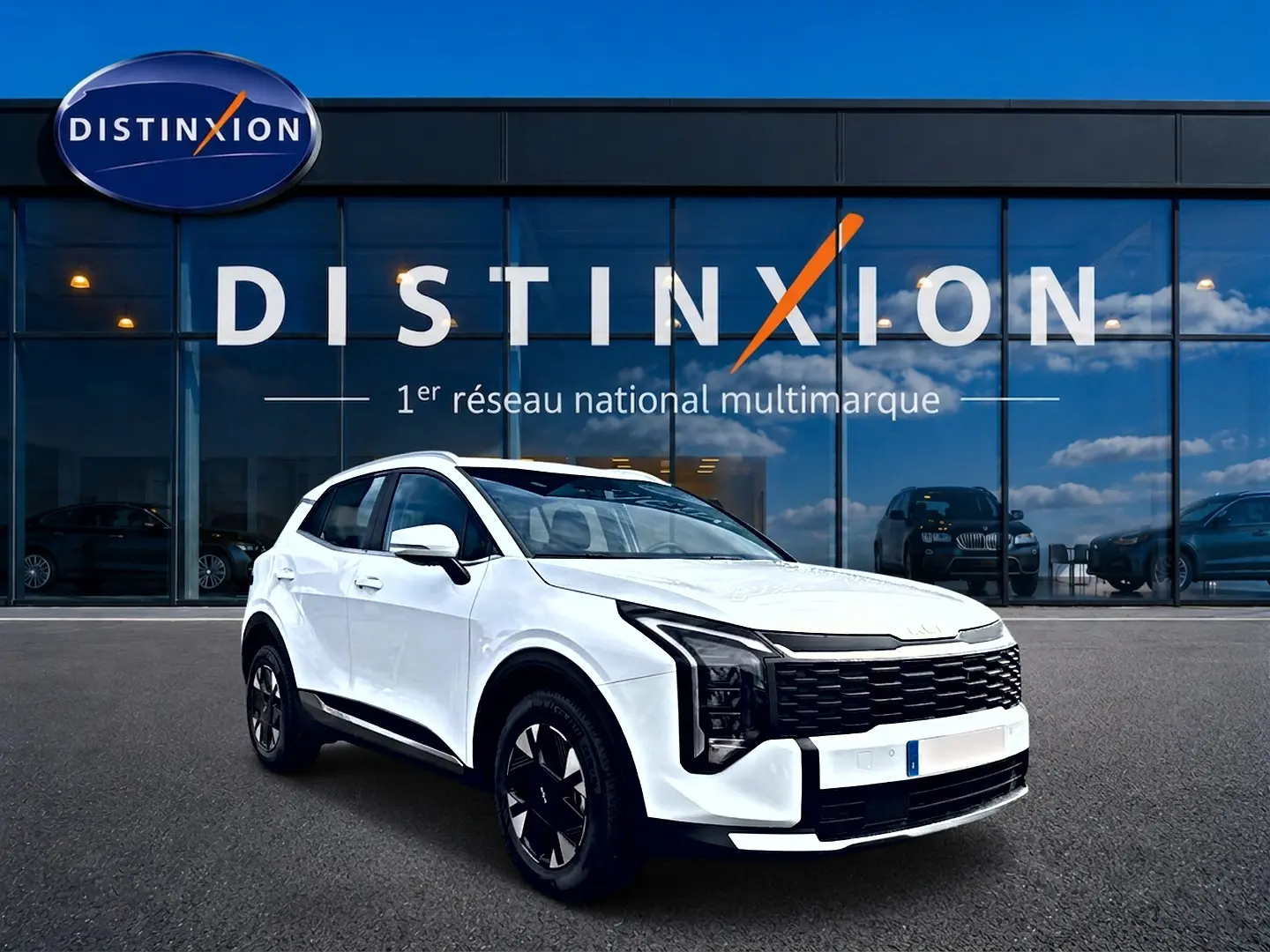 KIA SPORTAGE 1.6 hybride blanc en 3/4 avant droit, avec calandre noire distinctive et jantes alu 17 pouces.
