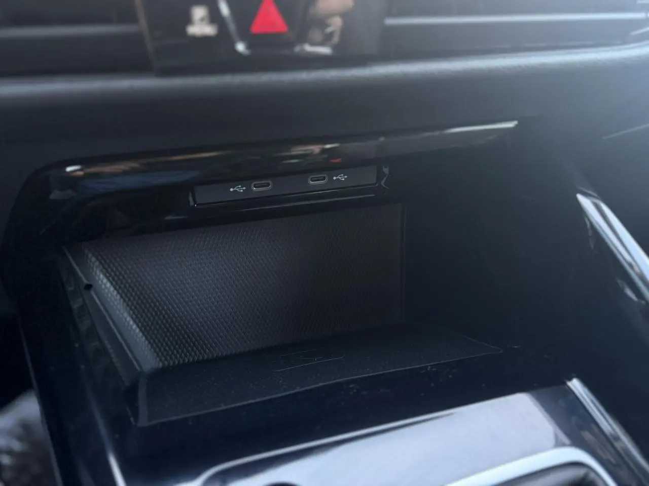 Gros plan sur la console centrale noire de la Volkswagen Golf VIII 1.5 TSI 130 Style avec ports USB-C visibles.