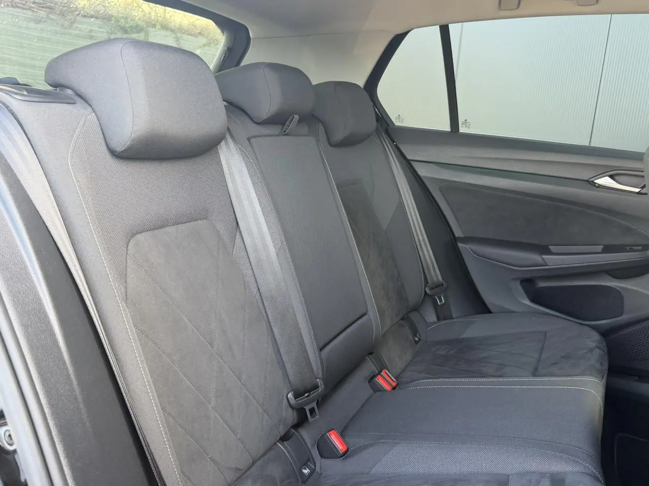 Vue latérale droite de la banquette arrière noire en microfleece et ArtVelours du Volkswagen Golf VIII 2024.
