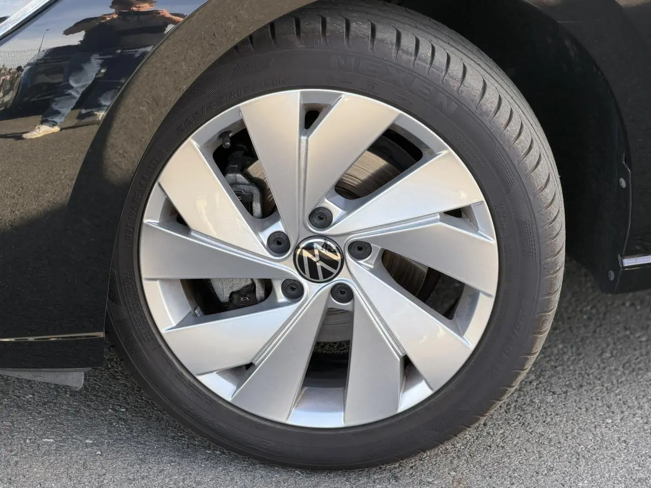 Gros plan sur la jante alliage 17 pouces Nottingham argentée d'une Volkswagen Golf VIII noire, côté avant droit.