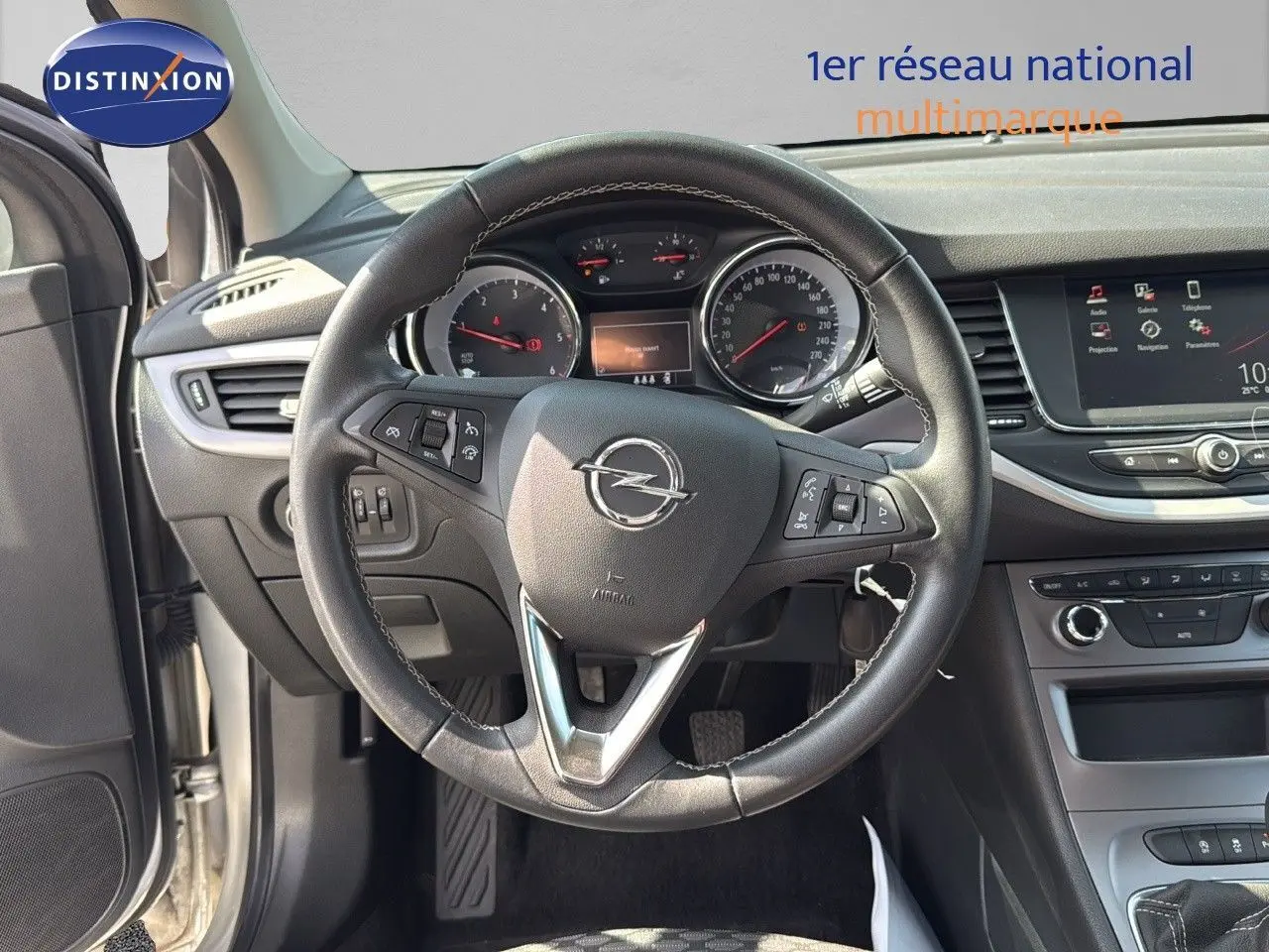 Vue intérieure centrée sur le volant Opel Astra Sports Tourer 2021 avec tableau de bord et écran tactile visible