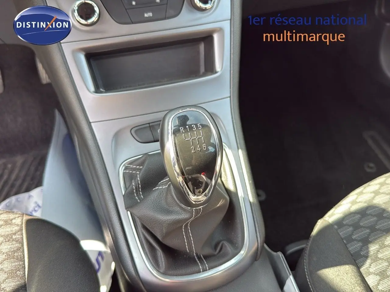 Le levier de vitesses manuel de l'Opel Astra Sports Tourer 2021, avec coutures blanches sur cuir noir.