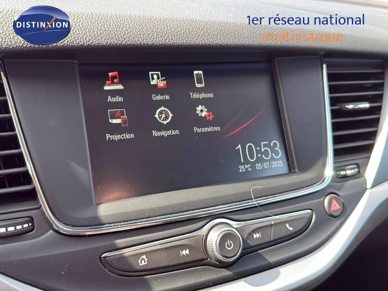 Écran tactile central de l'Opel Astra Sports Tourer gris minéral, affichant les options audio, navigation et téléphone.