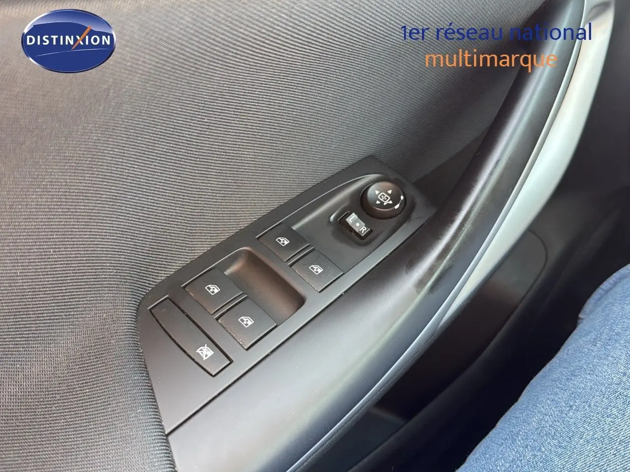 Panneau de commandes des vitres électriques côté conducteur de l'Opel Astra Sports Tourer gris mineral metal.