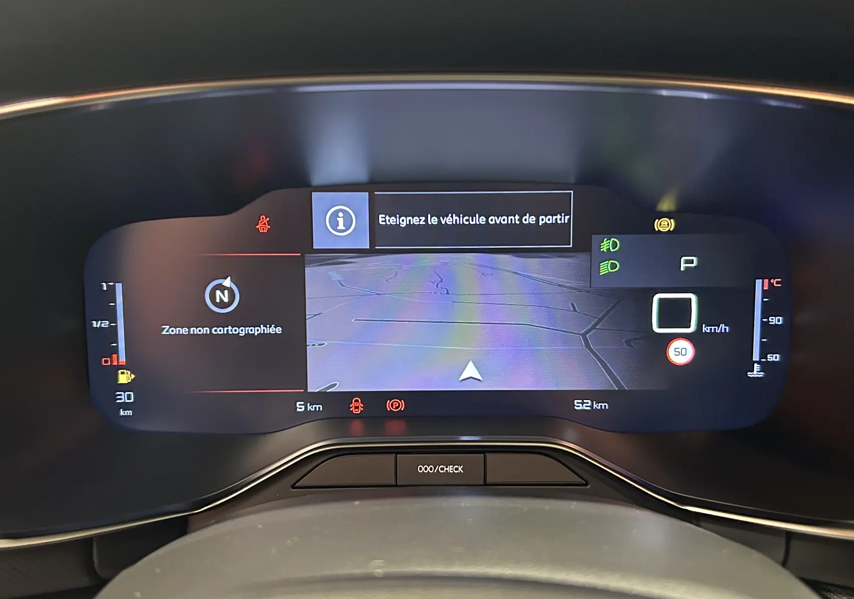 Tableau de bord numérique du Citroën C5 Aircross 2025 avec affichage caméra et message d'arrêt du véhicule.