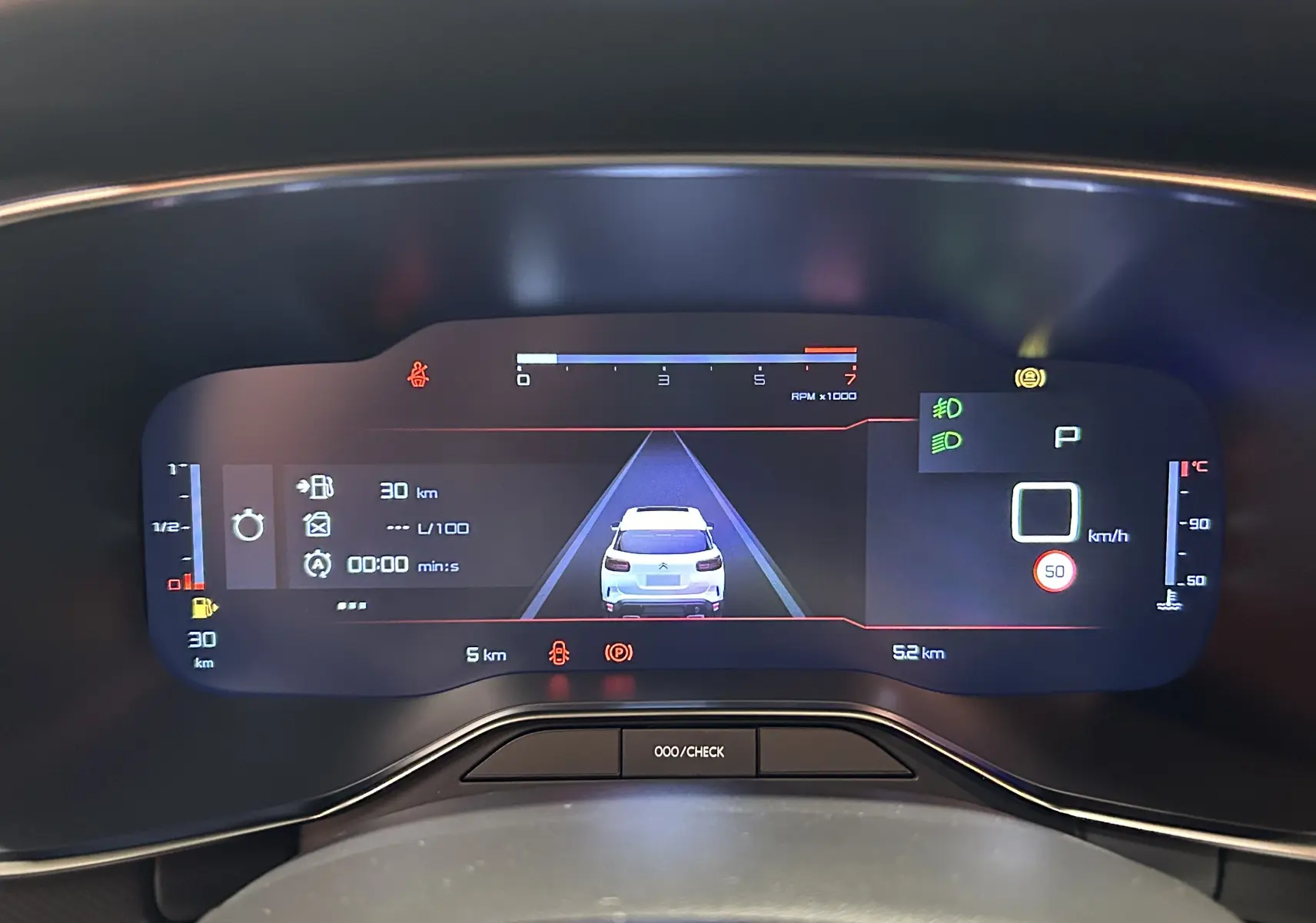 Tableau de bord numérique du Citroën C5 Aircross gris platinium, affichant la caméra de recul et la vitesse à 0 km/h.