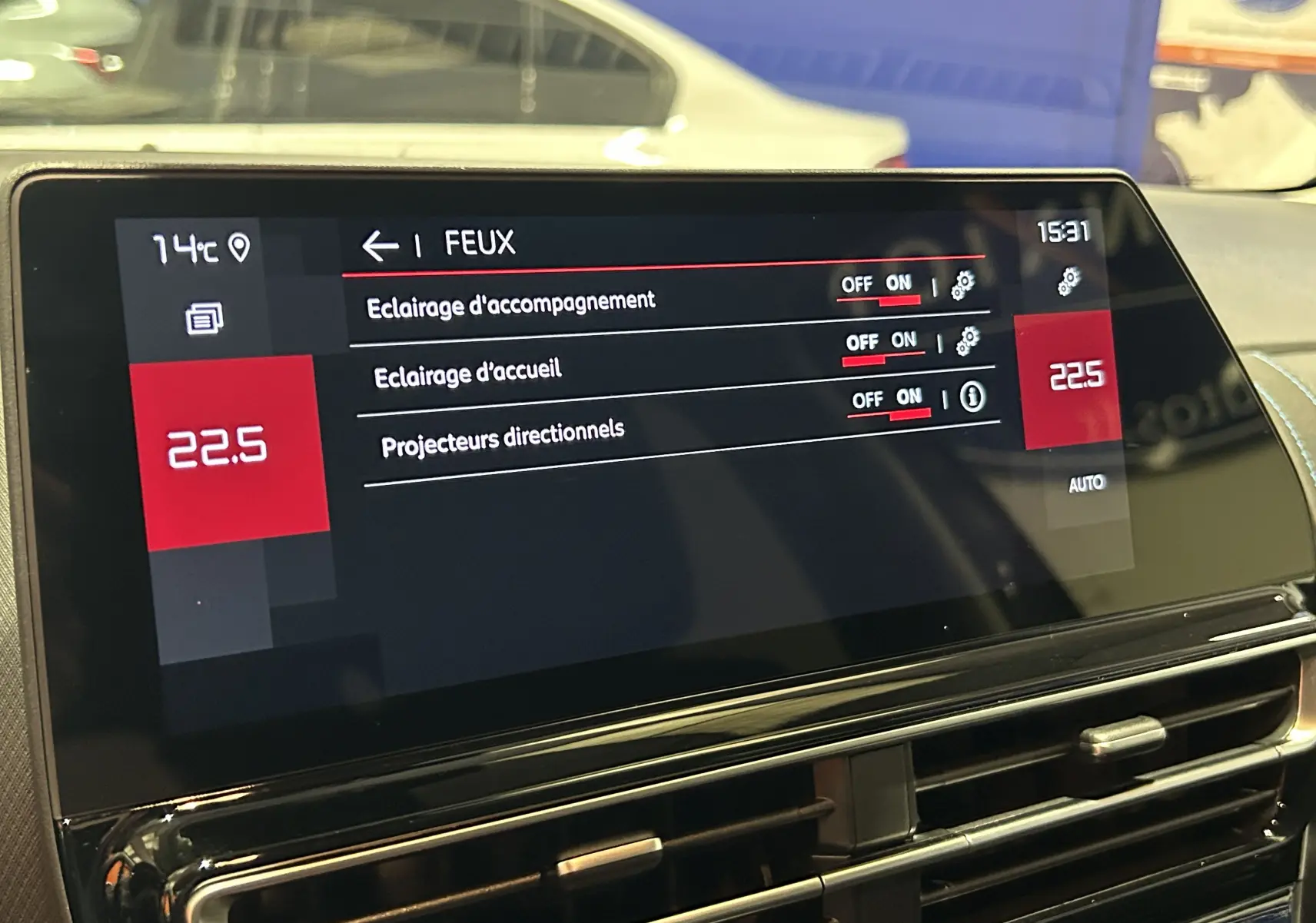 Écran tactile du tableau de bord du Citroën C5 Aircross 2025 affichant les réglages des feux et la température intérieure.