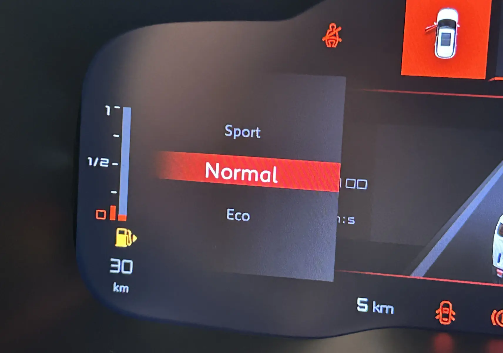Affichage du tableau de bord numérique du Citroën C5 Aircross avec sélection du mode de conduite "Normal" et jauge de carburant basse.