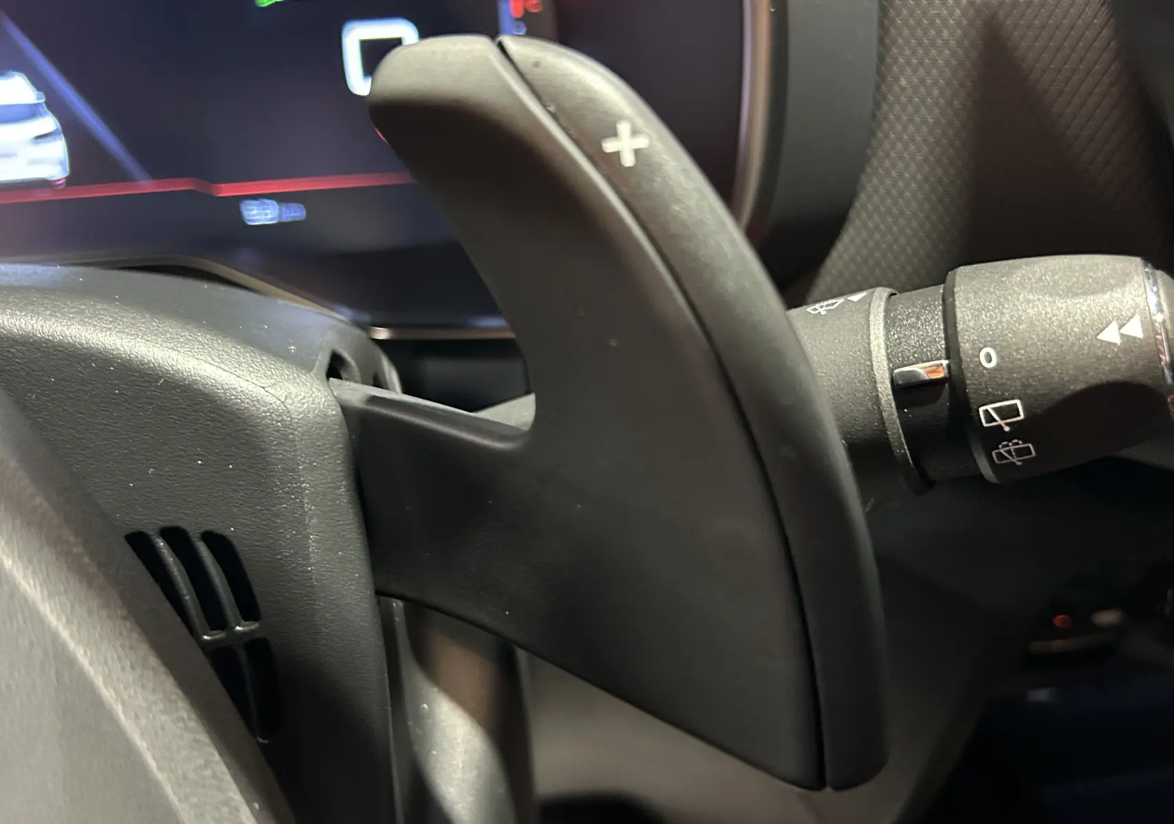 Gros plan sur la palette de changement de vitesse droite du volant du Citroën C5 Aircross 2025, intérieur noir.