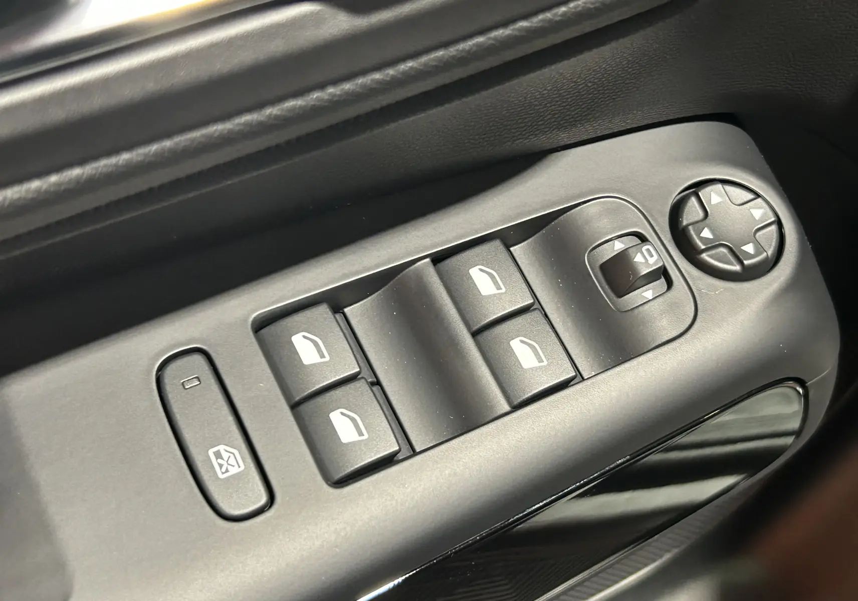 Commandes des vitres électriques et réglage des rétroviseurs côté gauche dans une Citroën C5 Aircross gris platinium 2025.