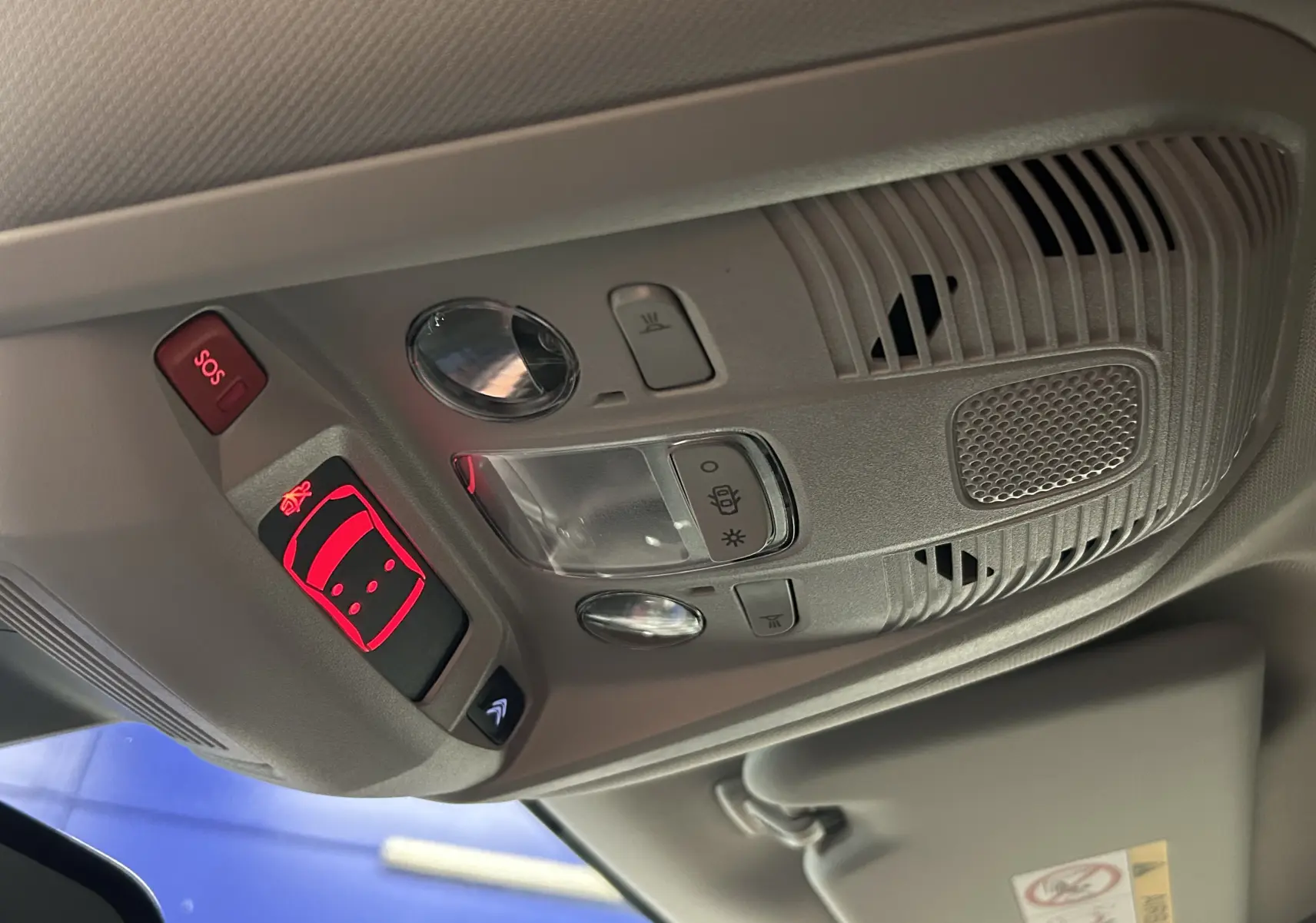 Vue rapprochée du plafonnier intérieur gris clair du Citroën C5 Aircross 2025 avec boutons SOS et éclairage.