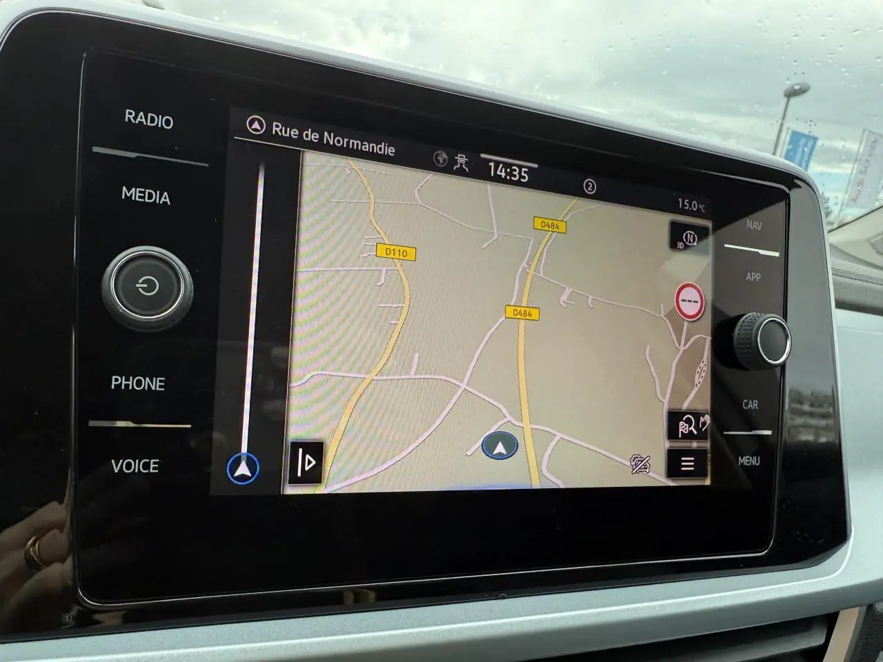 Écran tactile du système de navigation Discover Media dans un Volkswagen T-Roc 2025 argent Pyrite métallisé.