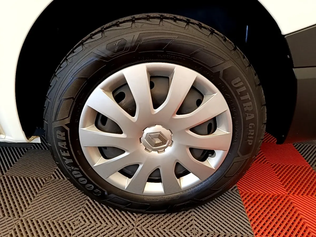 Gros plan sur la roue avant droite du Renault Trafic Fourgon blanc, avec enjoliveur argenté et pneu Goodyear Ultra Grip.