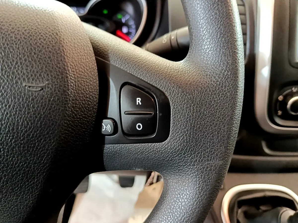 Gros plan sur le volant noir du Renault Trafic Fourgon L1H1 2021 avec commandes intégrées et tableau de bord partiel.