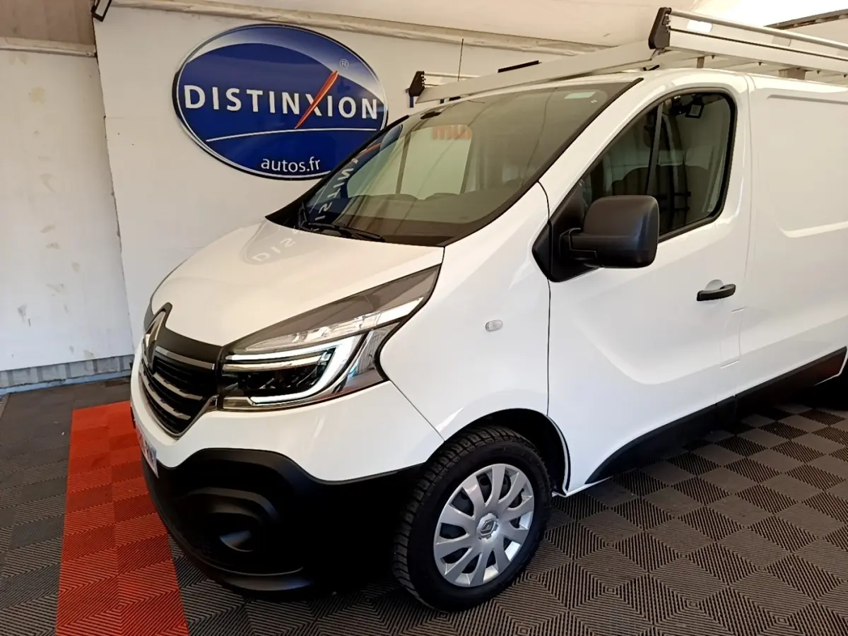 Vue 3/4 avant droit du fourgon blanc Renault Trafic L1H1 1200 Confort avec phares LED et rétroviseurs noirs.