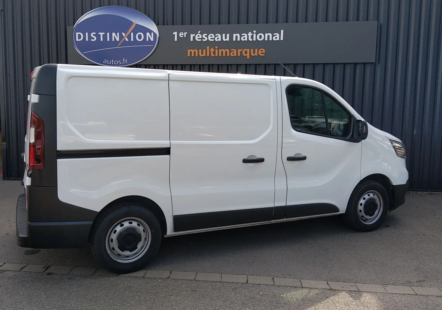 Vue de profil côté gauche d’un Renault Trafic Fourgon blanc 2024, avec portes latérales et jantes acier.