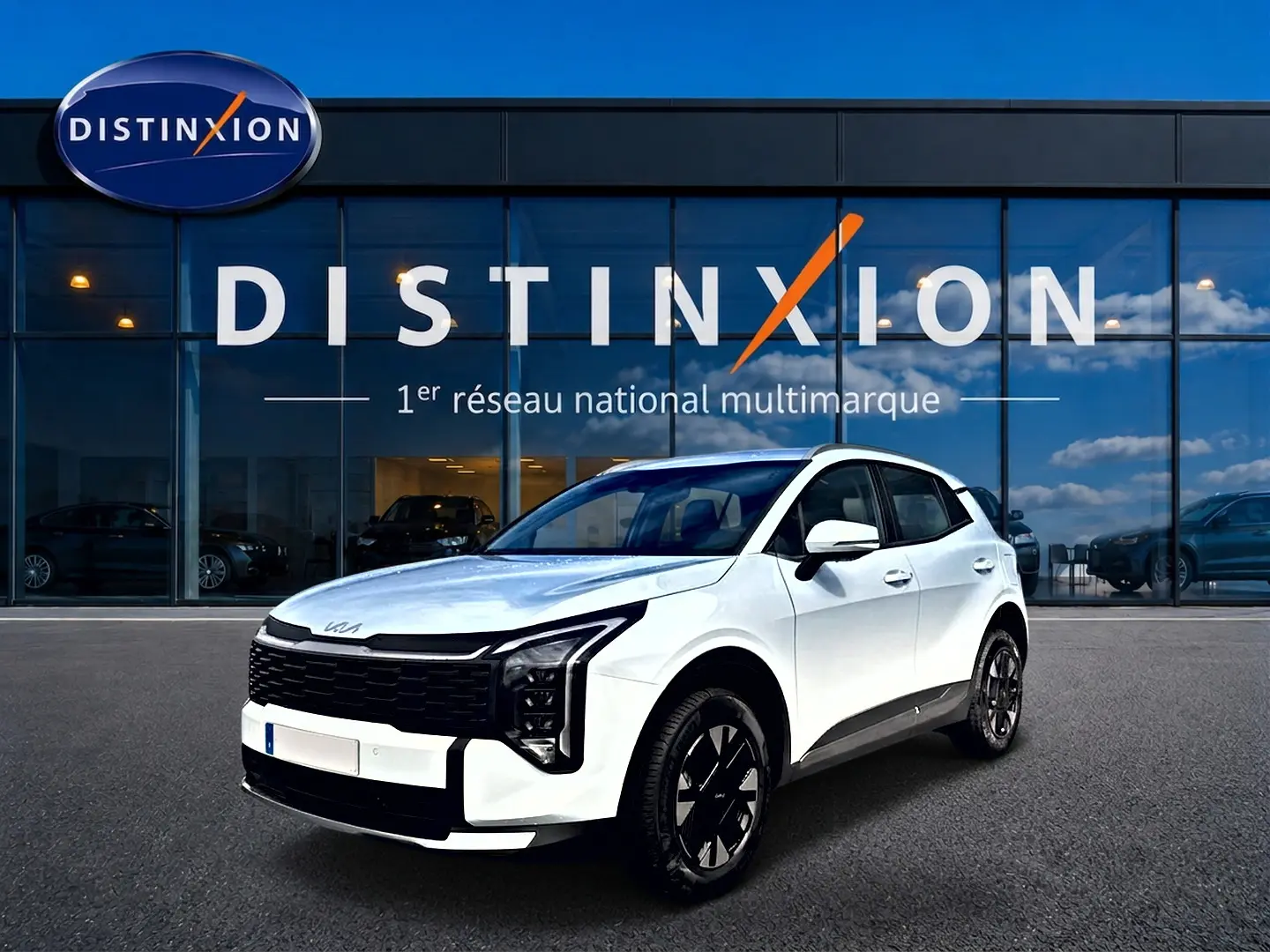 KIA Sportage 1.6 hybride blanc vu en 3/4 avant droit, avec calandre noire et jantes alu noires distinctives.