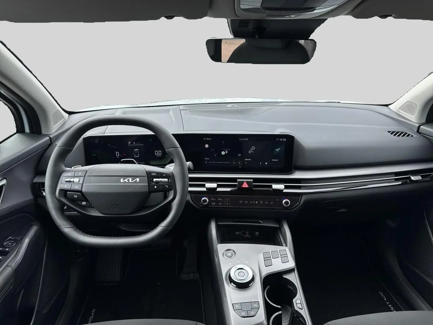 Vue intérieure avant du tableau de bord et volant cuir noir du Kia Sportage 1.6 hybride 239, avec écran tactile large.