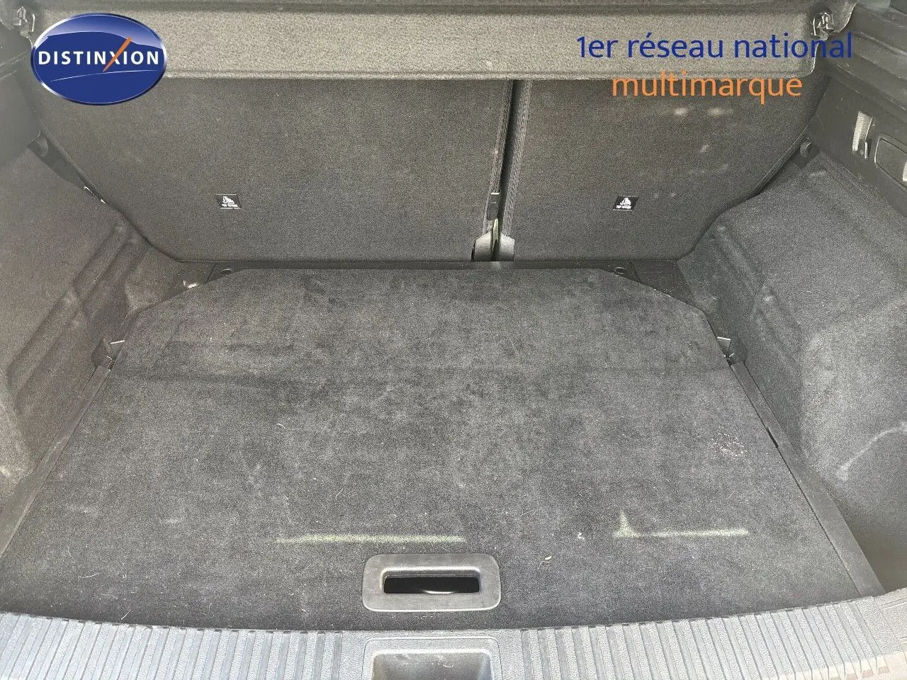 Coffre spacieux et propre du Renault Austral gris schiste, vue intérieure arrière avec plancher plat et banquette rabattue.