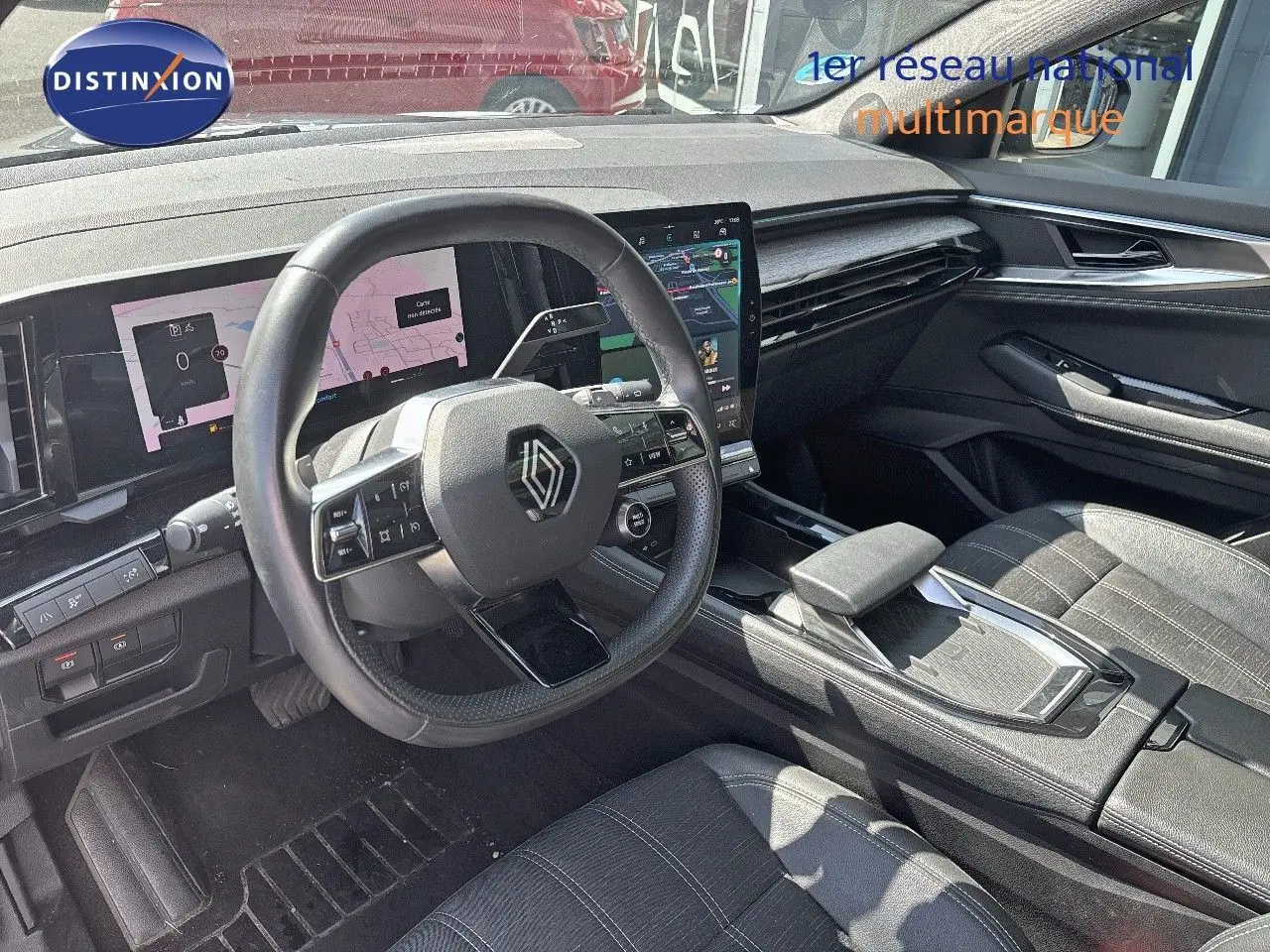 Intérieur du Renault Austral 2024, vue côté conducteur, volant multifonction et écran tactile central en évidence.