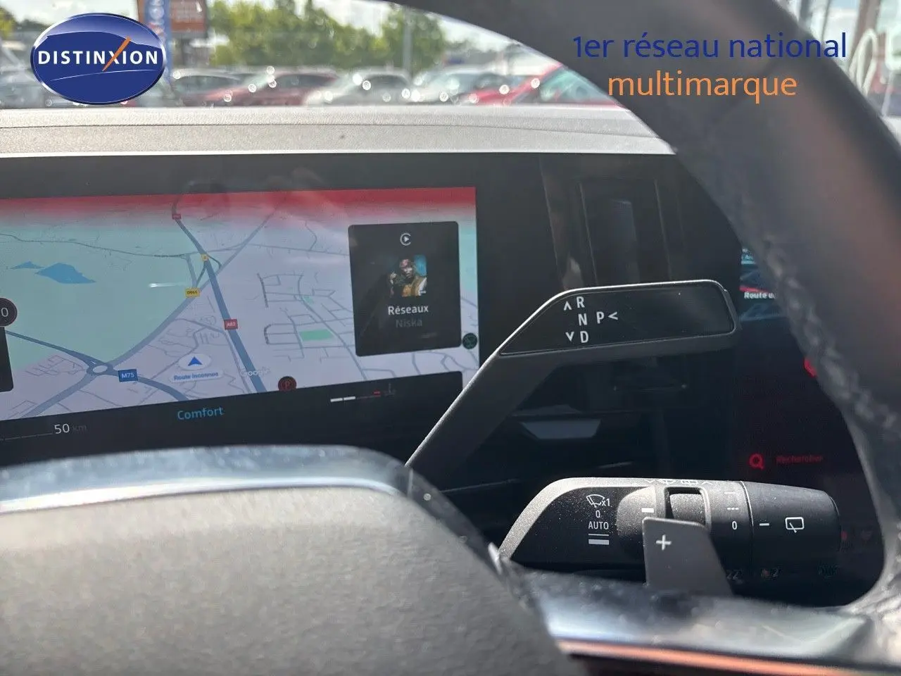Vue rapprochée de l’intérieur du Renault Austral 2024, montrant le tableau de bord numérique avec navigation et commandes au volant.