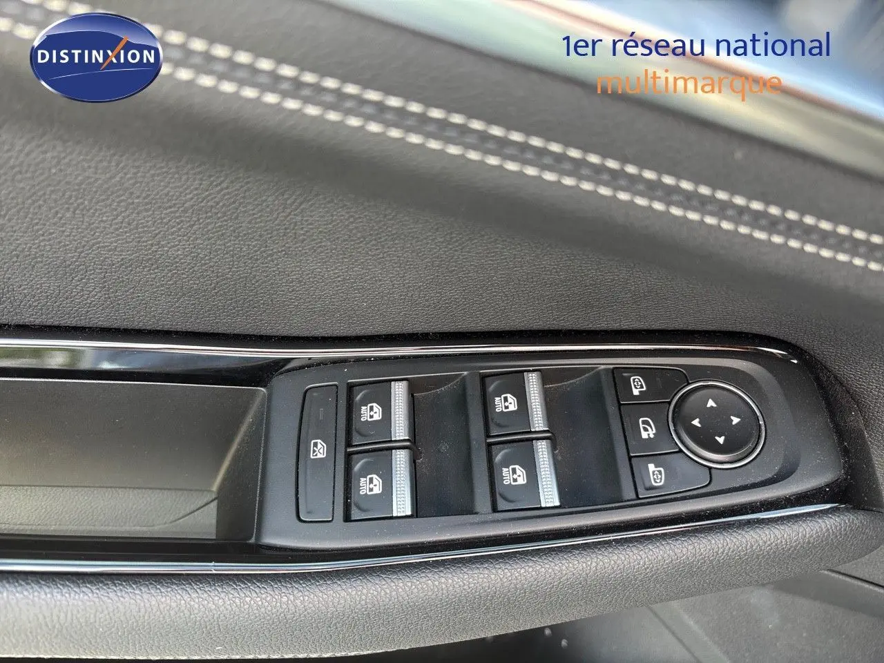 Gros plan sur les commandes de lève-vitres et rétroviseurs côté gauche d'un Renault Austral gris schiste 2024.