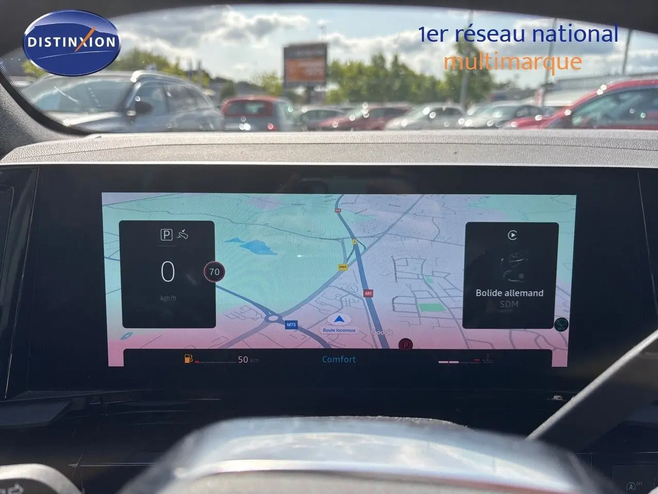 Vue intérieure du tableau de bord du Renault Austral gris schiste métal avec écran tactile affichant la navigation GPS.