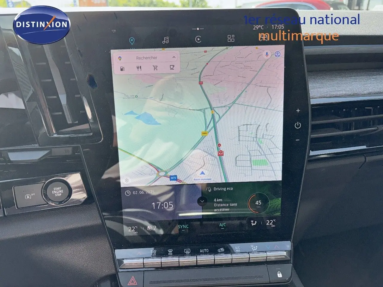 Écran tactile central avec navigation GPS dans l'habitacle d'un Renault Austral gris schiste métal, version 2024.