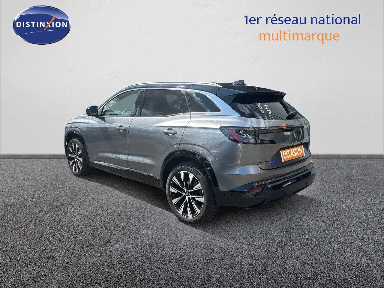 Renault Austral gris schiste métal en 3/4 arrière droit, avec jantes bi-ton et toit noir contrasté.