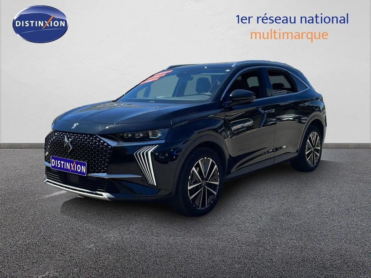 DS7 BlueHDi 130ch Opera noir métal en 3/4 avant droit, avec calandre distinctive et feux LED verticaux.