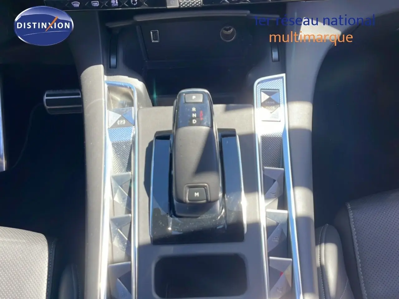 Vue rapprochée de la console centrale du DS7 Noir Métal 2024, mettant en valeur le levier de vitesse automatique et les commandes en losange.