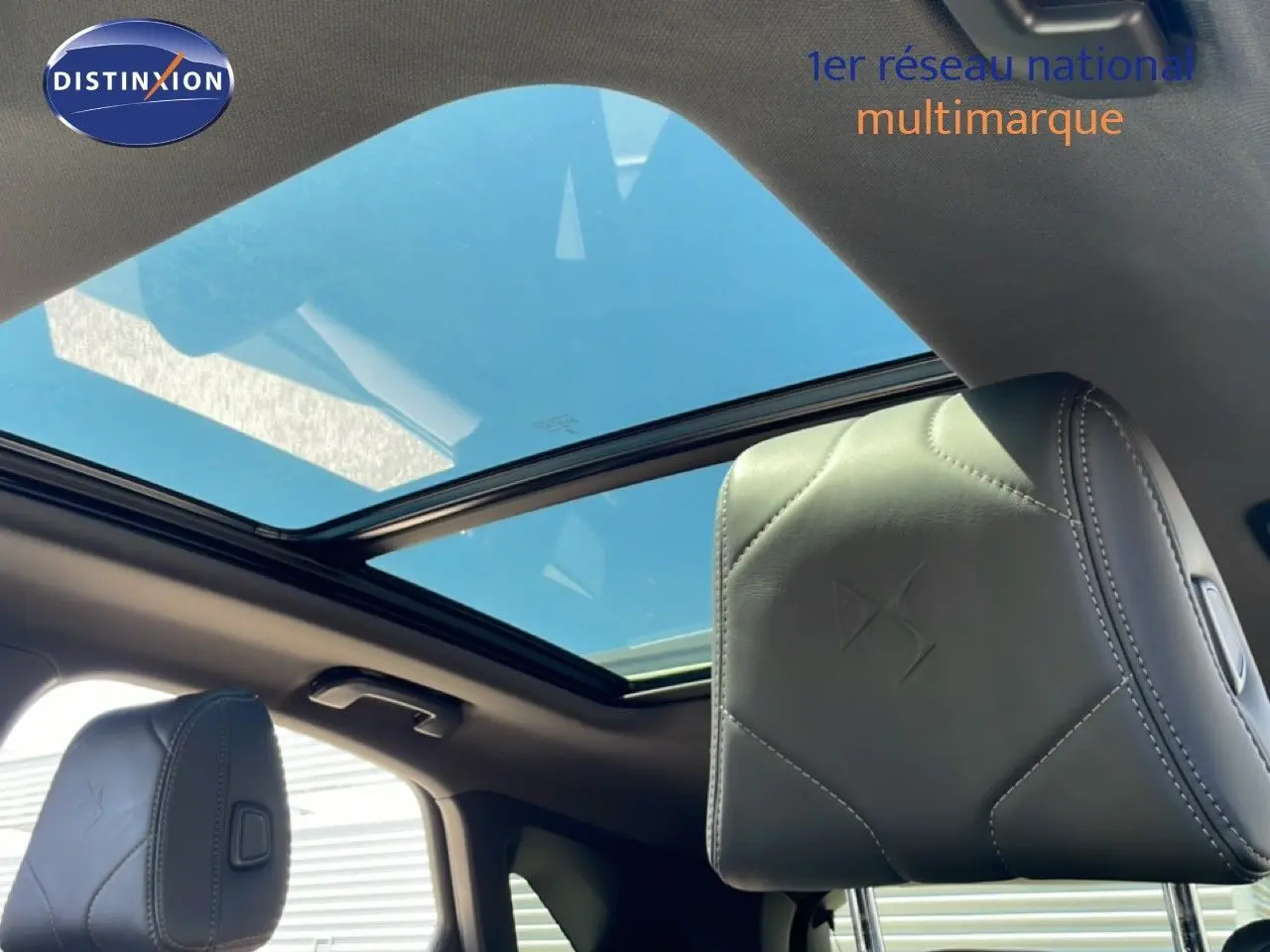 Vue intérieure du toit panoramique et appuie-tête en cuir noir du DS7 BlueHDi 130ch Opera 2024.