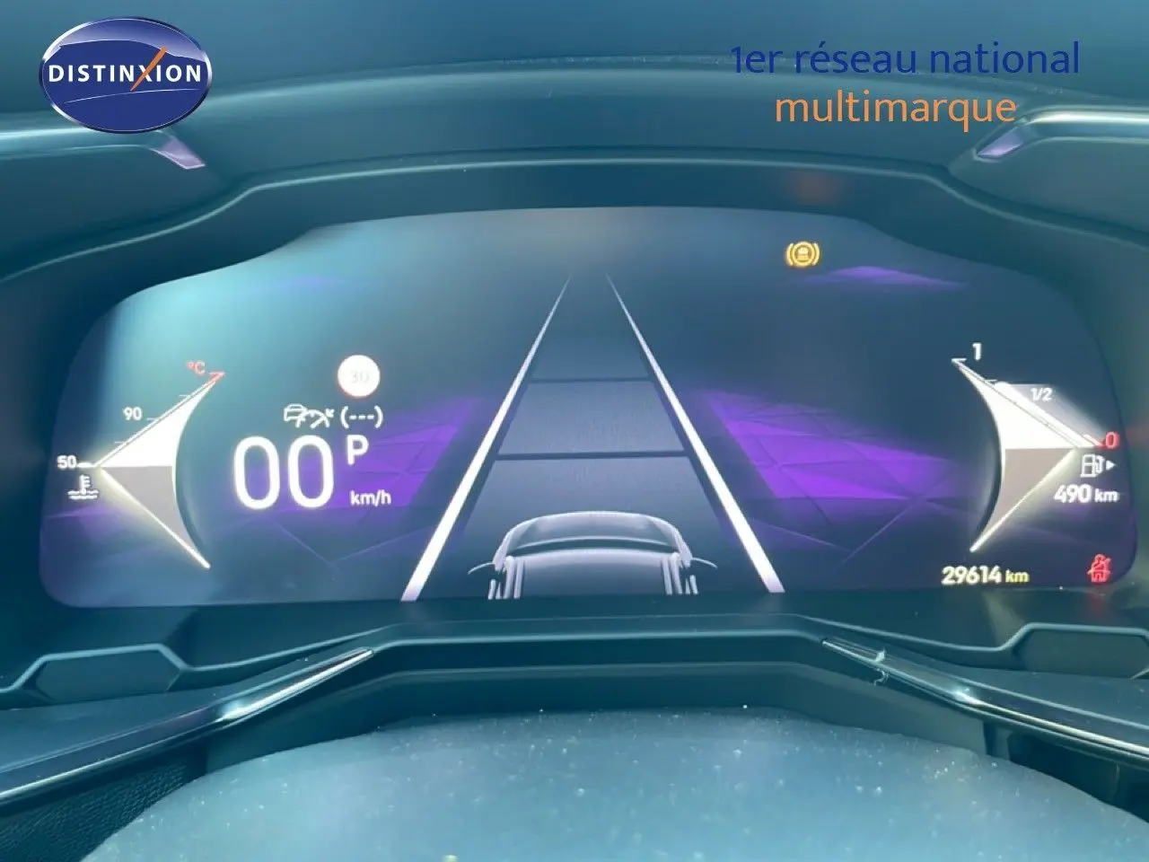 Tableau de bord numérique du DS7 2024 en noir métal, affichage de la vitesse et assistance au maintien de voie.