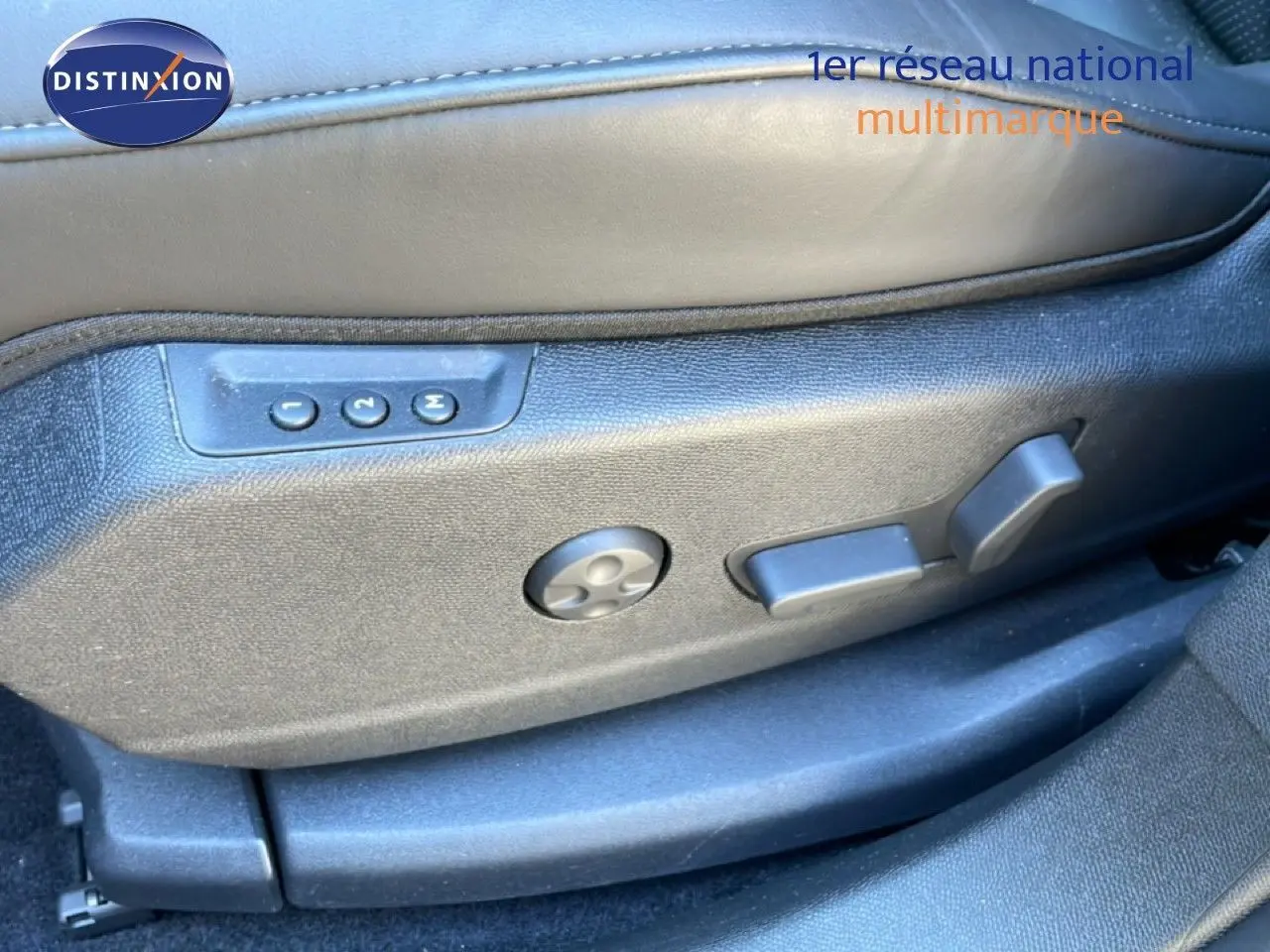 Réglages électriques des sièges en cuir noir sur DS7 BlueHDi 130ch Opera, vue rapprochée côté gauche.