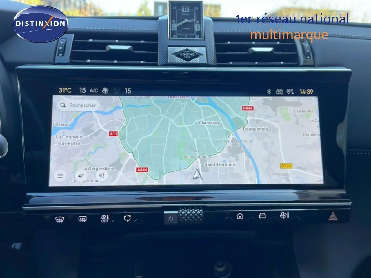 Vue rapprochée de l’écran tactile central du DS7 2024 noir métal, affichant un GPS avec carte routière.