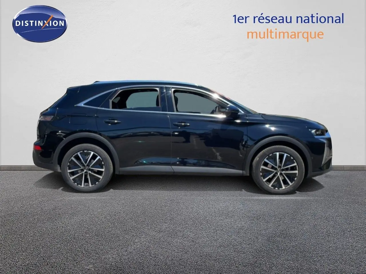 Vue de profil côté gauche d'un DS7 noir métal 2024 avec jantes bi-ton et lignes élégantes sur fond clair.
